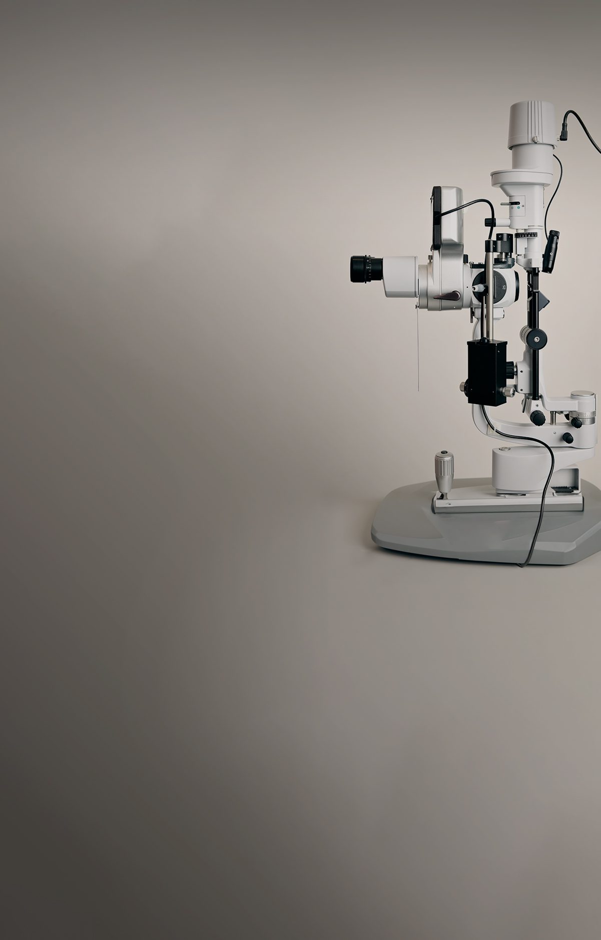 Optométriste utilisant une lampe à fente