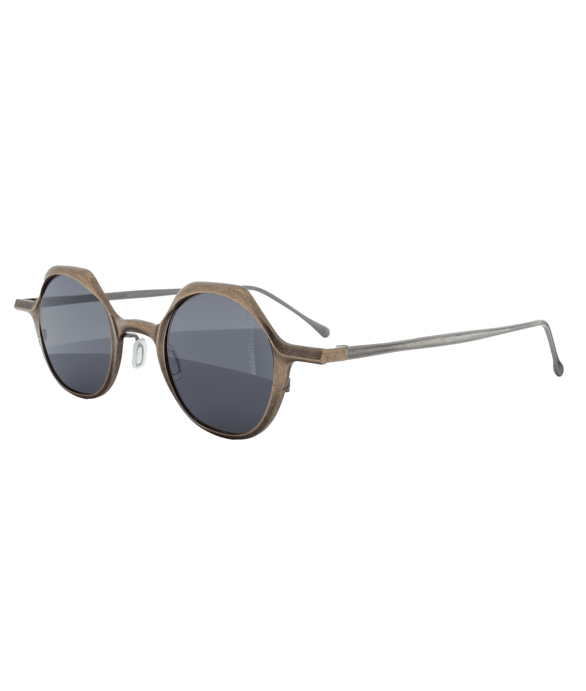 Monture de style antique, fabriquée à la main en cuivre avec une attention extrême aux détails. Chaque monture Rigards est unique et incarne un véritable savoir-faire artisanal.