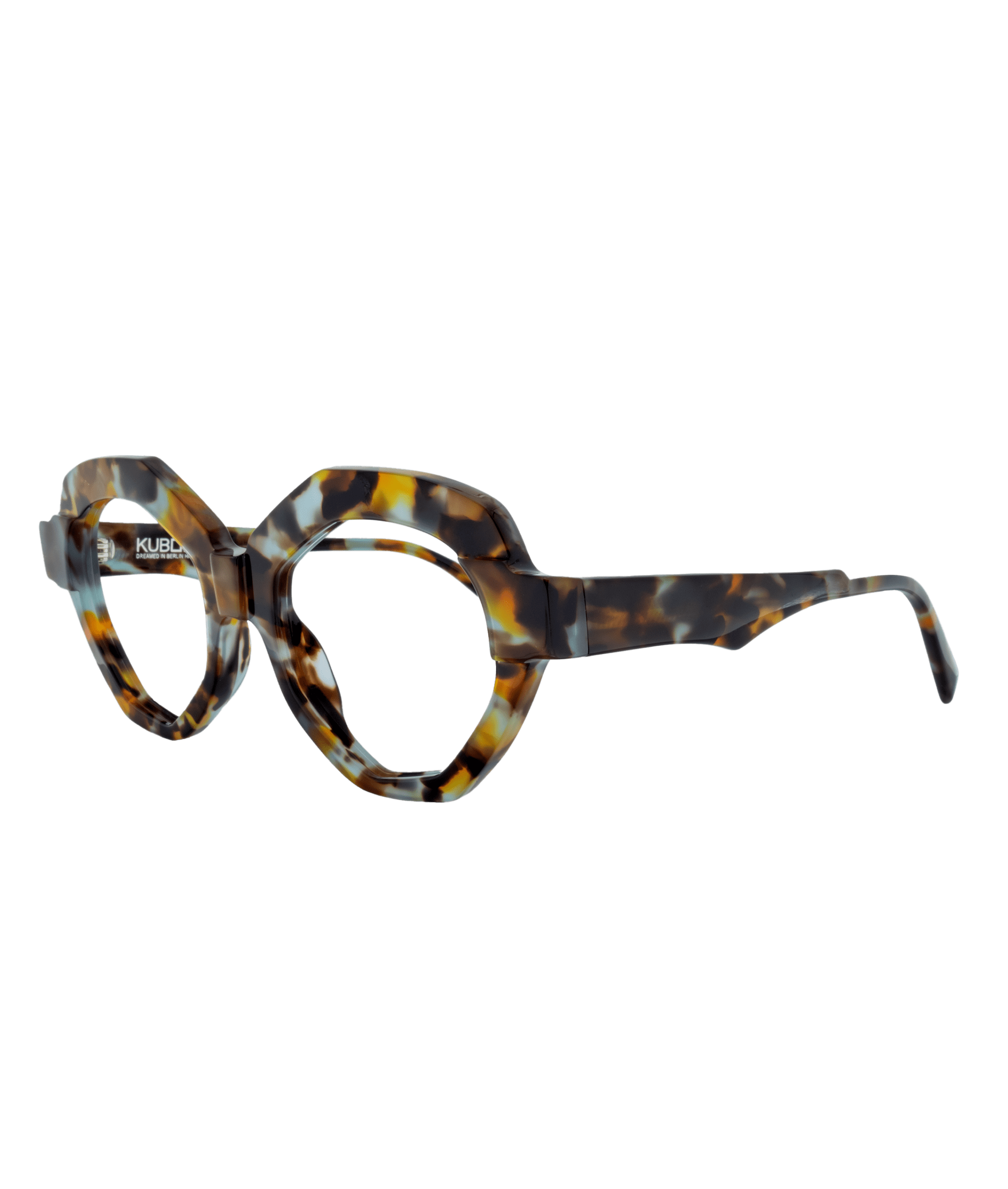 Kuboraum embodies a unique aesthetic and strength. Yet, the moment it is worn, it fades into the background to highlight the personality and features of the wearer. The identity of Kuboraum lies in this intimate and harmonious relationship between the frame and its wearer.