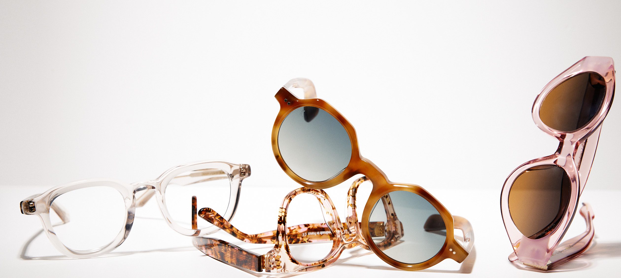 Montures colorées sur une table blanche