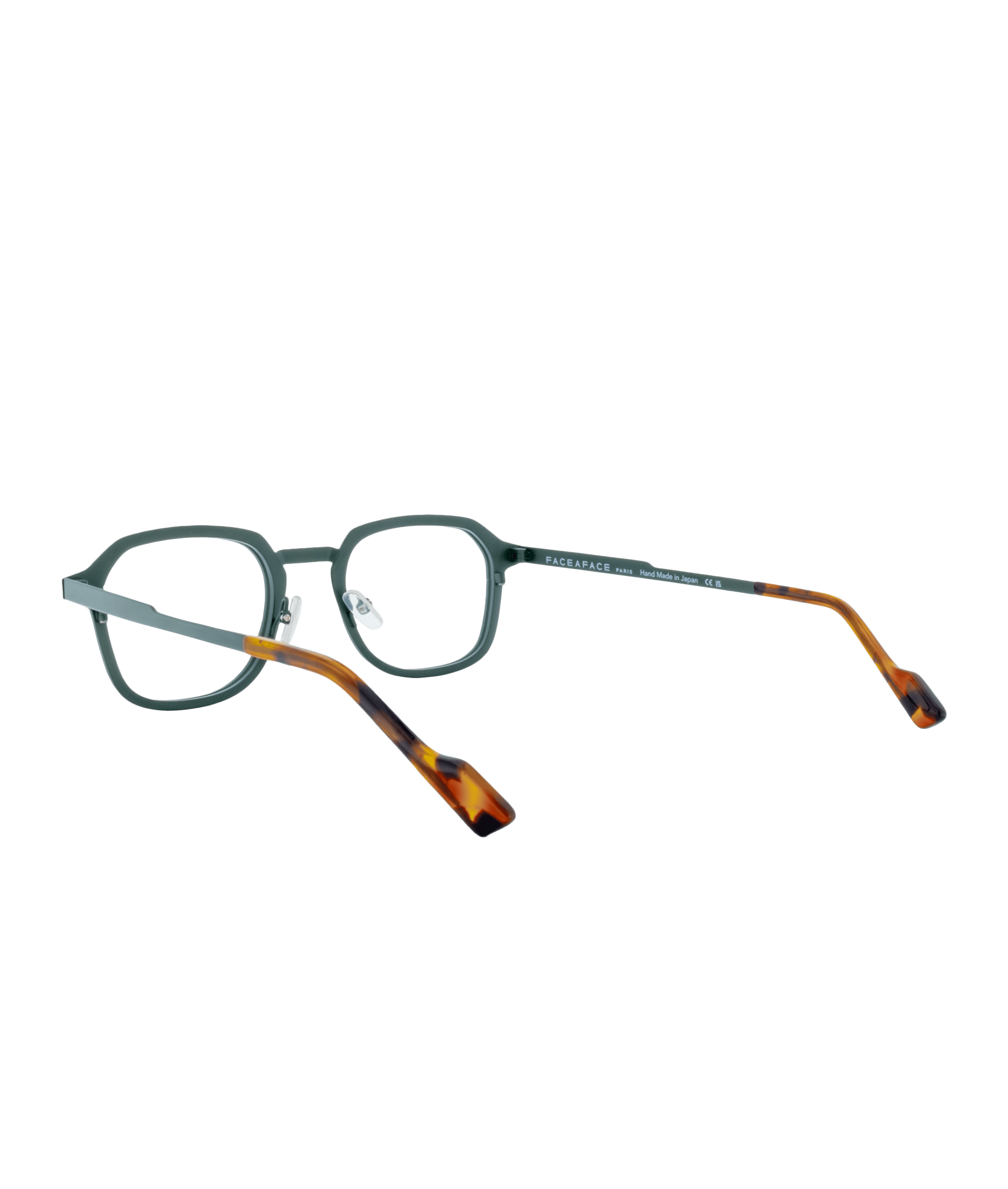 Les lunettes MATICS 2 de La lunetterie VU à Montréal ont une monture carrée verte et des branches en écaille de tortue brune, sur fond blanc.